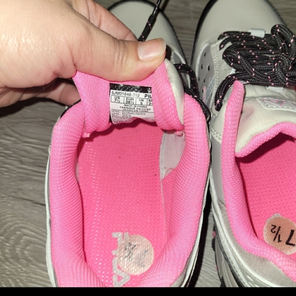 Fila shoes size 7 1/2 - Picture 2 of 4